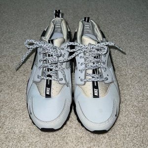 NIKE
HUARACHE RUN SE
Boys – Pure Platinum/White-black